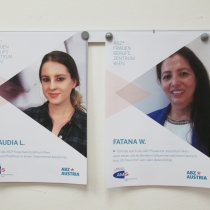 Plakate mit den Fotos von Kund*innen des ABZ*AUSTRIA Fünf Jahre ABZ*Frauenberufszentrum Wien