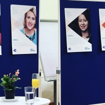 Blaue Pinwände mit Plakaten. ABZ*AUSTRIA Fünf Jahre ABZ*Frauenberufszentrum Wien
