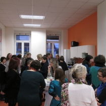 Gruppenfoto vom regen Austausch der Gäste bei ABZ*AUSTRIA Fünf Jahre ABZ*Frauenberufszentrum Wien