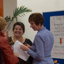 Drei Teilnehmerinnen des Workshops im Gespräch