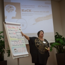 Vortragende präsentiert am Flipchart mit der Aufschrift "Roter Faden"