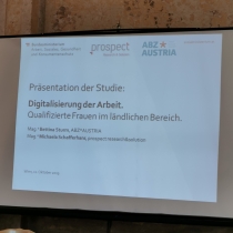 Leinwand mit Powerpoint Folie "Präsentation der STudie Digitalisierung der Arbeit." ABZ*AUSTRIA Mobiles Arbeiten